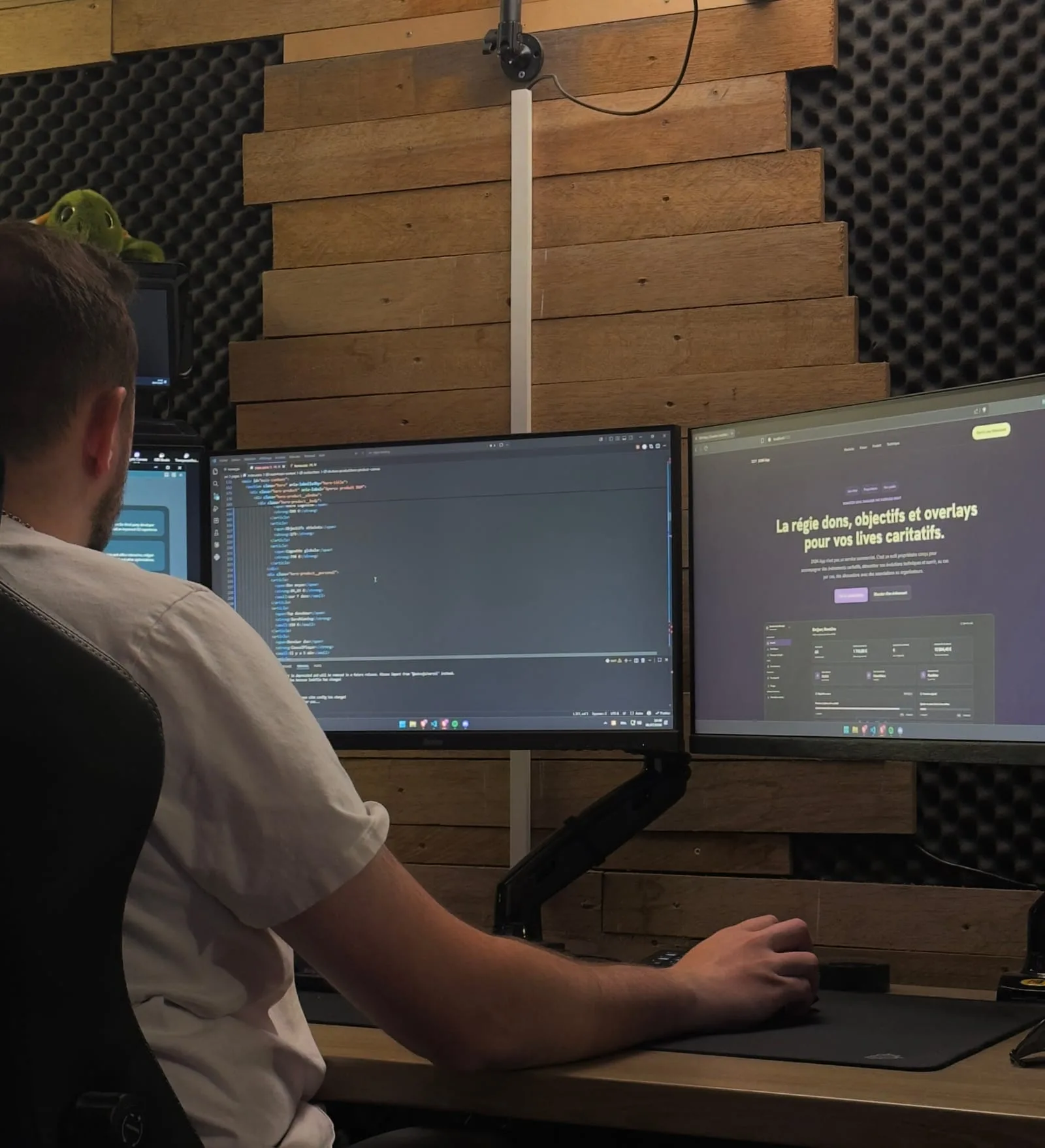 Baptiste Save au travail, de dos, développant une interface sur plusieurs écrans